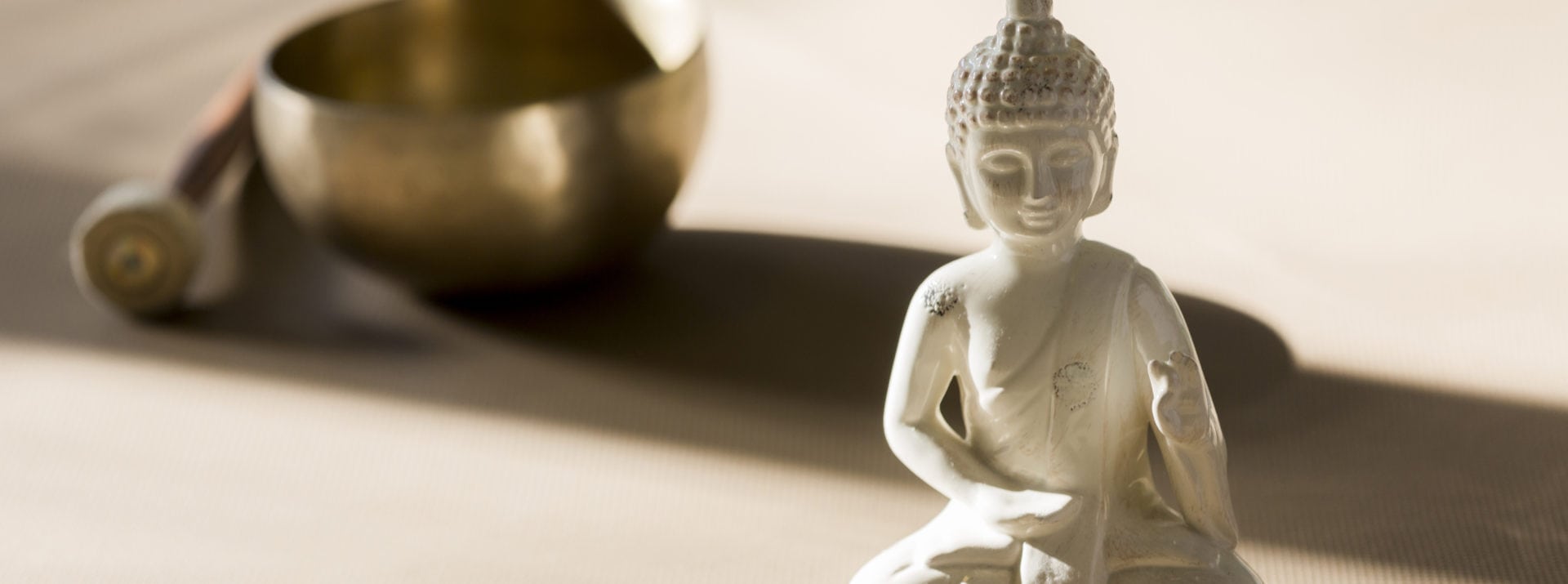 Yoga. Eine Klangschale und eine Buddah Statue